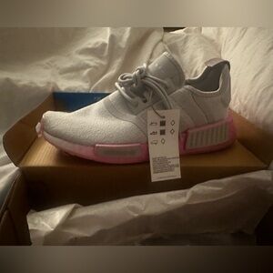Adidas NMD_R1 SHOES
Color: Grey One / Bliss
Pink / Cloud White